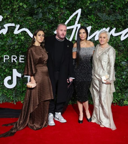 From New Look to New Wave”, Kim Jones célèbre son cinquième anniversaire en  tant que Directeur Artistique de la Maison Dior avec le défilé Homme  Printemps-Été 2024 - LVMH