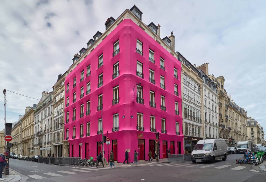 MAISON VALENTINO WRAPS THE ST. HONORÉ IN ITS ICONIC PINK PP COLOR - NuméroNetherlands
