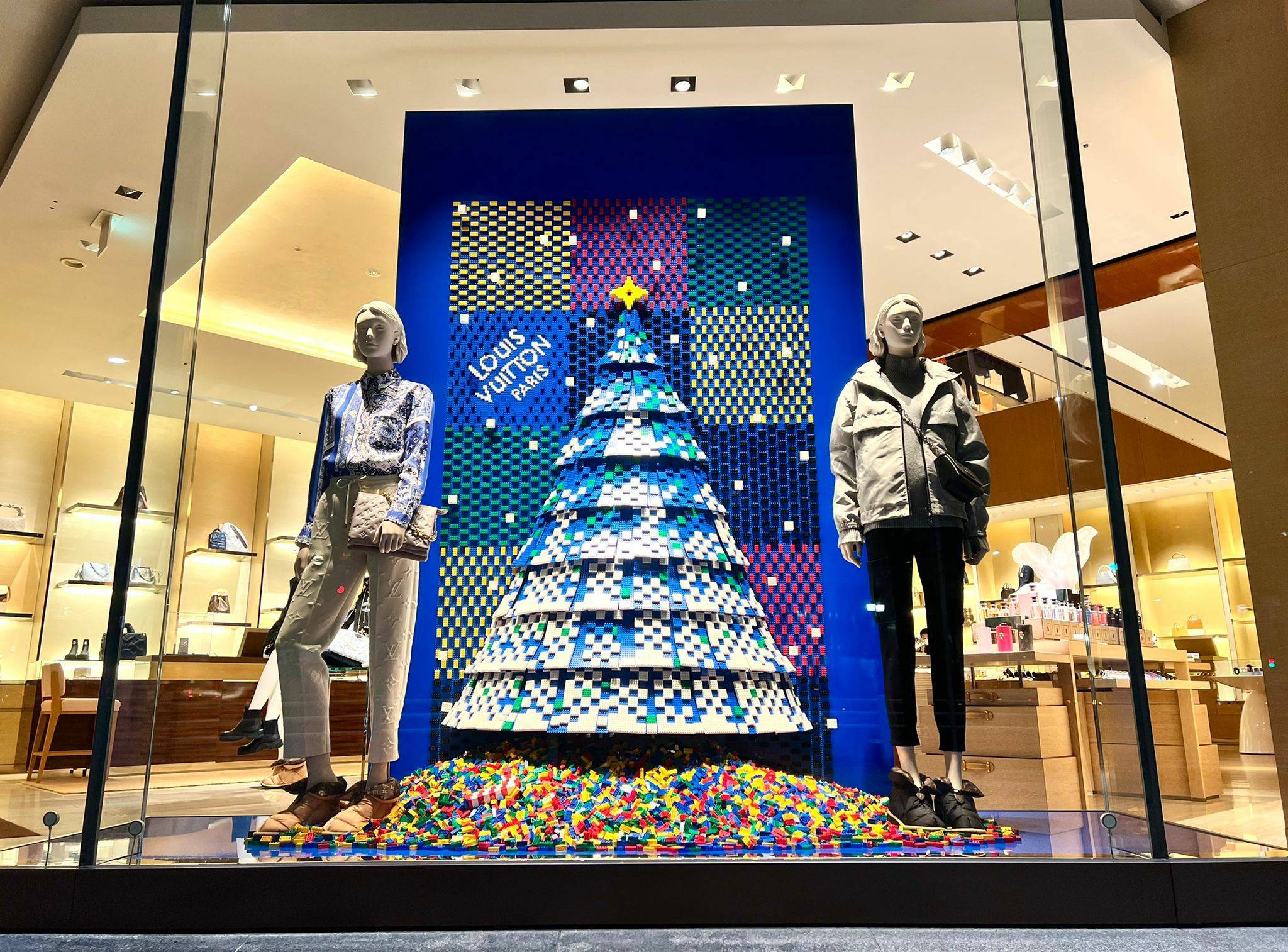 LOUIS VUITTON COLLABORATES WITH MASTER LEGO® BUILDERS FOR THE 2022 HOLIDAY  SEASON - Numéro Netherlands