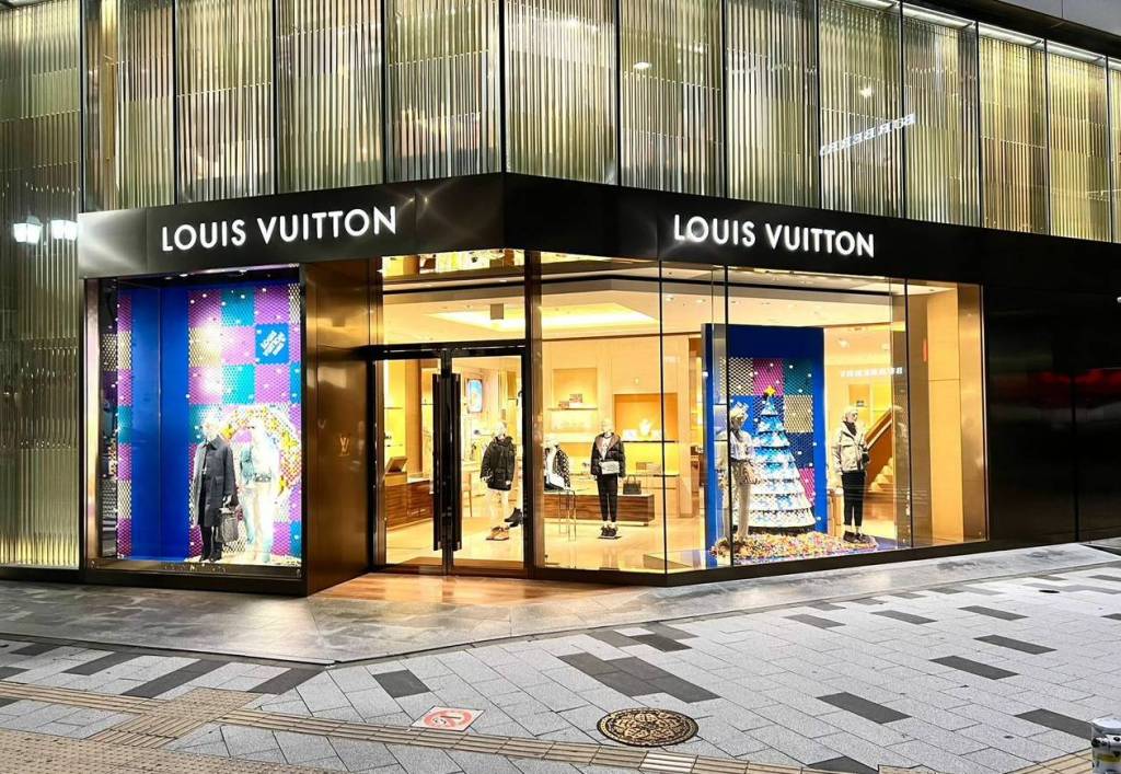 Louis Vuitton s'associe à LEGO pour ses vitrines de Noël.