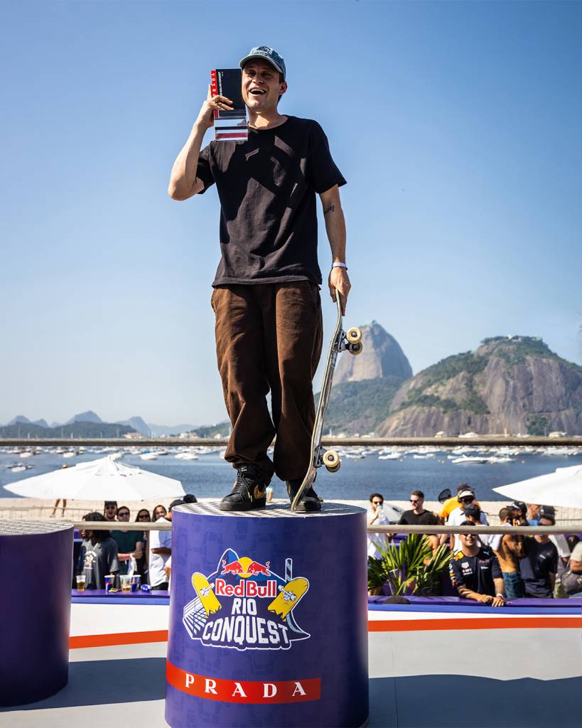 This image has an empty alt attribute; its file name is PRADA-LINEA-ROSSA-FOR-RED-BULL-RIO-CONQUEST_09-819x1024.jpg
