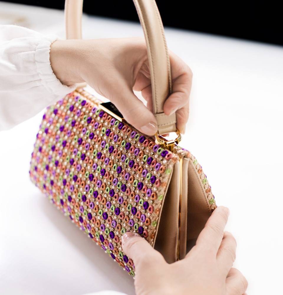 DIOR UNVEILS AN EMBROIDERED VERSION OF THE TOP HANDLE BAG - Numéro