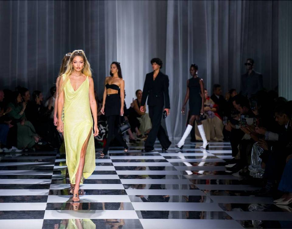 YOUTH, PERSONAL CONFIDENCE, AND THE ENERGY OF CITY LIVING - INSPIRED  VERSACE'S SPRING SUMMER 2024 COLLECTION - Numéro Netherlands