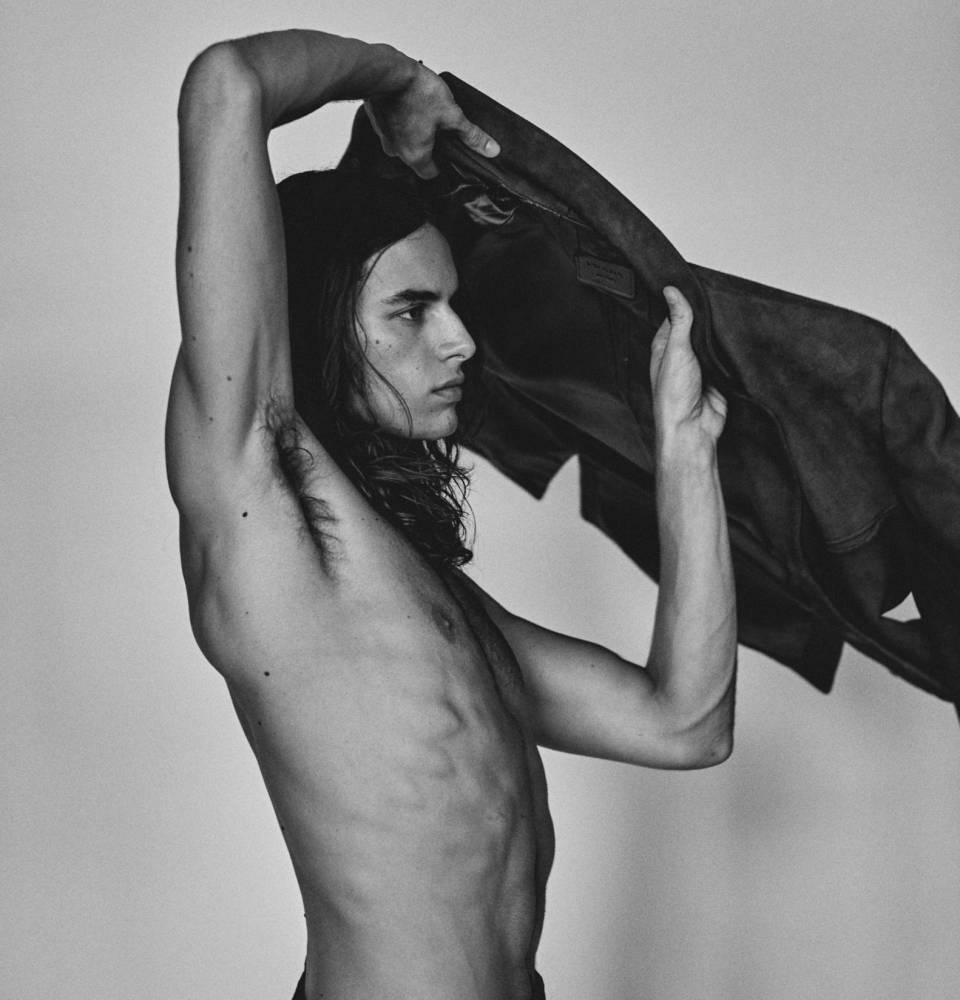 Witness the Beauty of Male Nudity with These Stunning Pics